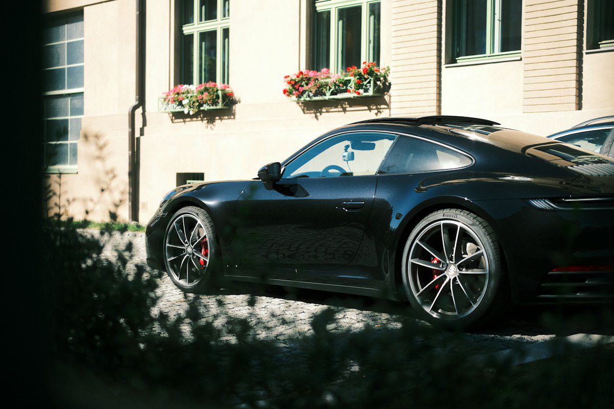 Koyu camlı siyah Porsche 911
